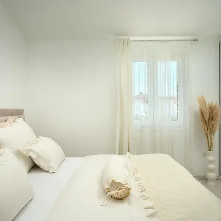 Villa Beachfront Sevid With Heated Pool And Jacuzzi *