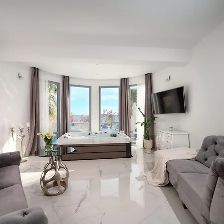 Beachfront Sevid With Heated Pool And Jacuzzi *