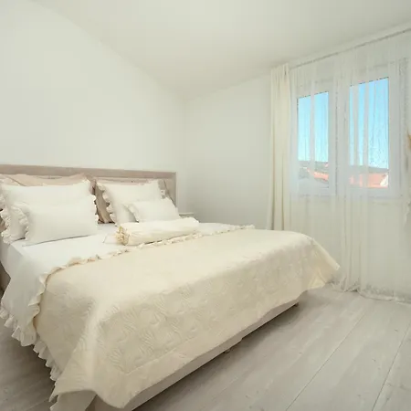 Beachfront Sevid With Heated Pool And Jacuzzi Willa