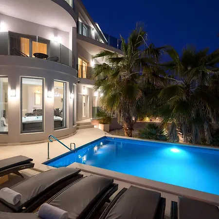 Beachfront Sevid With Heated Pool And Jacuzzi *