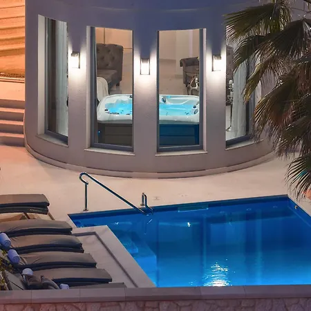 Beachfront Sevid With Heated Pool And Jacuzzi
