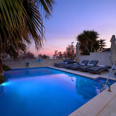 Beachfront Sevid With Heated Pool And Jacuzzi *