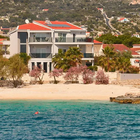 Beachfront Sevid With Heated Pool And Jacuzzi *