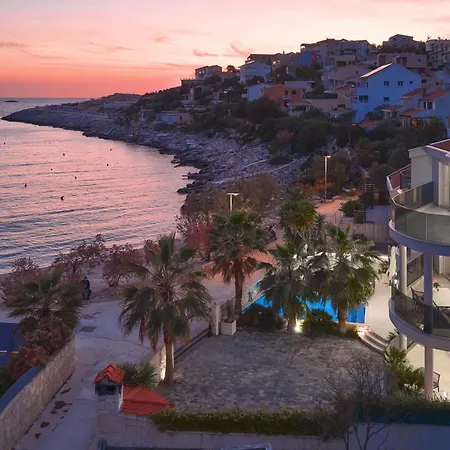 Willa Beachfront Sevid With Heated Pool And Jacuzzi *