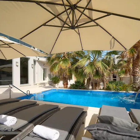 Beachfront Sevid With Heated Pool And Jacuzzi *