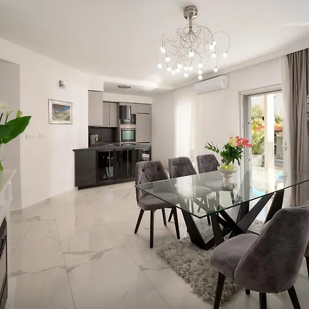 Beachfront Sevid With Heated Pool And Jacuzzi Willa