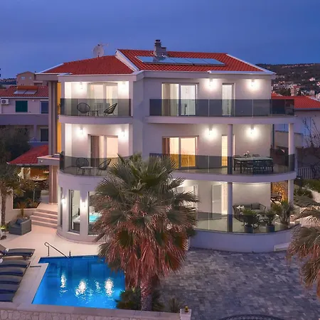 Beachfront Sevid With Heated Pool And Jacuzzi