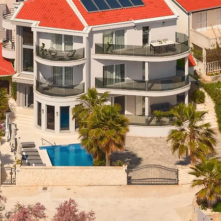 Beachfront Sevid With Heated Pool And Jacuzzi *