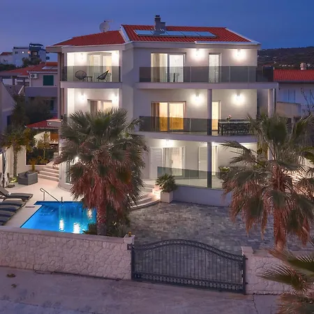 Beachfront Sevid With Heated Pool And Jacuzzi Zaglavice