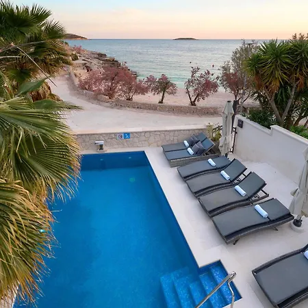 Beachfront Sevid With Heated Pool And Jacuzzi