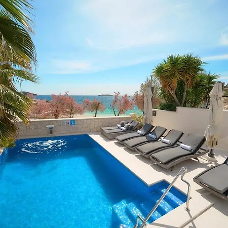 Beachfront Sevid With Heated Pool And Jacuzzi Willa