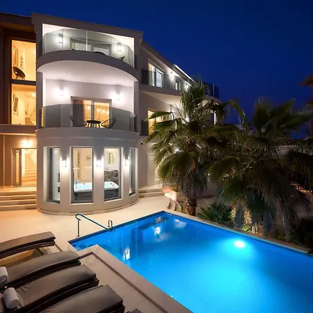 Beachfront Sevid With Heated Pool And Jacuzzi Willa