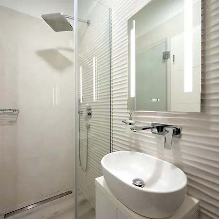 Beachfront Sevid With Heated Pool And Jacuzzi *