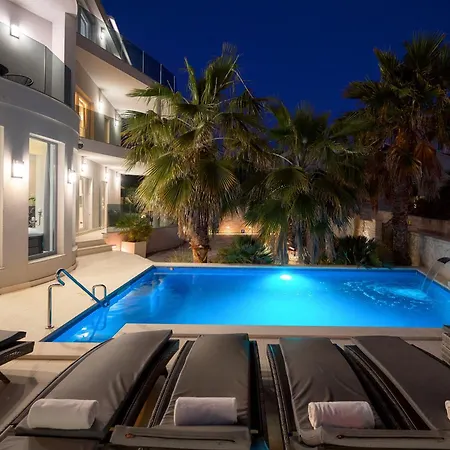 Beachfront Sevid With Heated Pool And Jacuzzi *