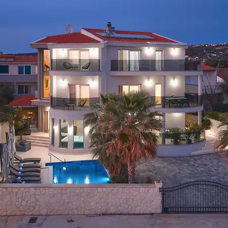 Beachfront Sevid With Heated Pool And Jacuzzi Willa